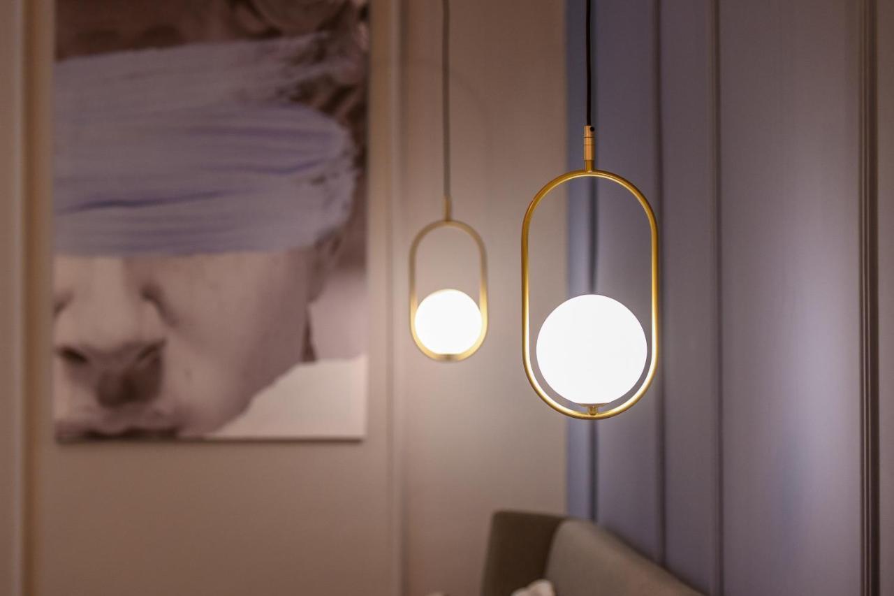 Modern - Central With Wall Projector Near Radisson *