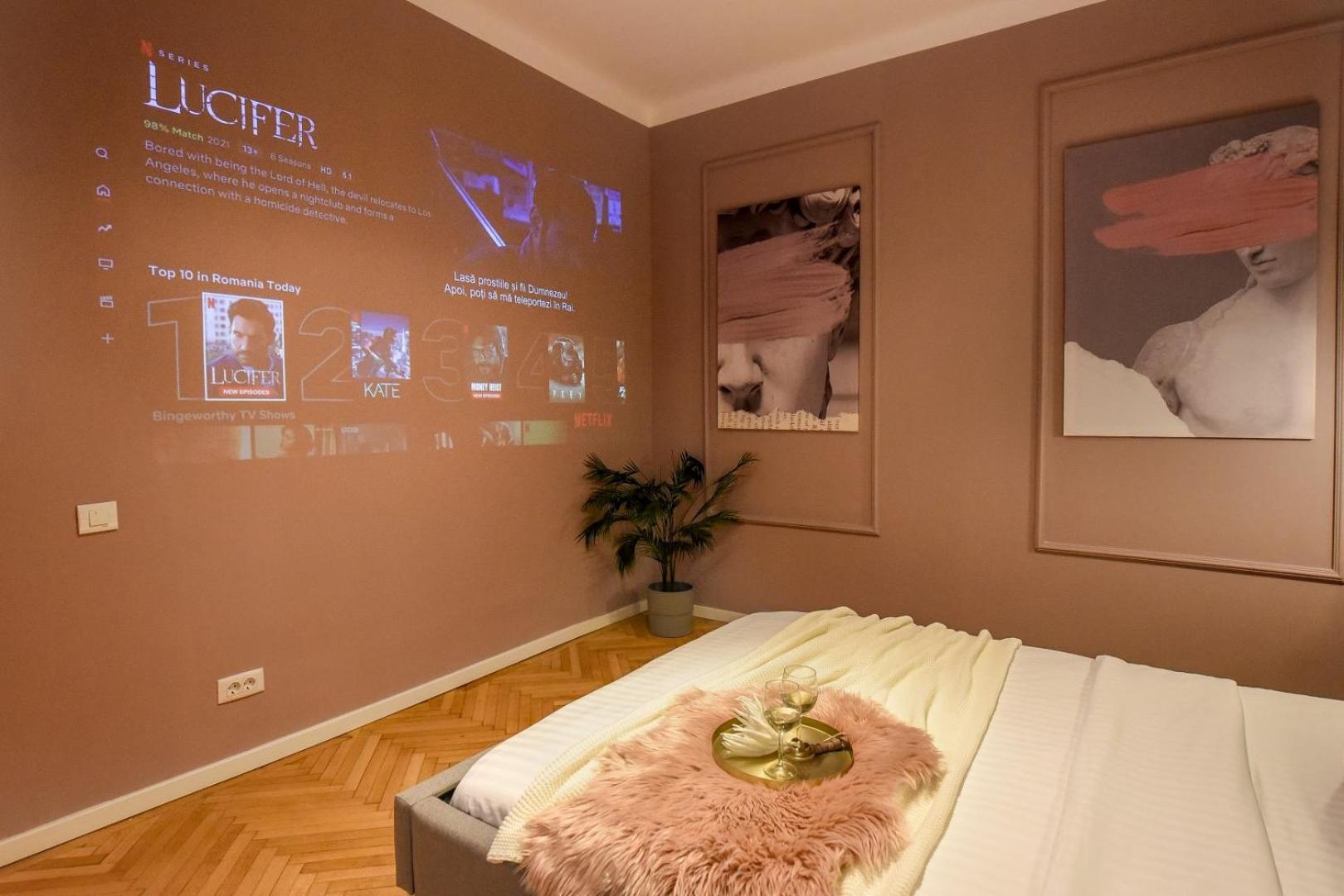 Modern - Central With Wall Projector Near Radisson *