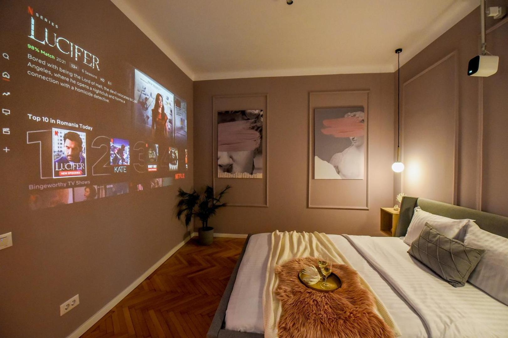 Modern - Central With Wall Projector Near Radisson